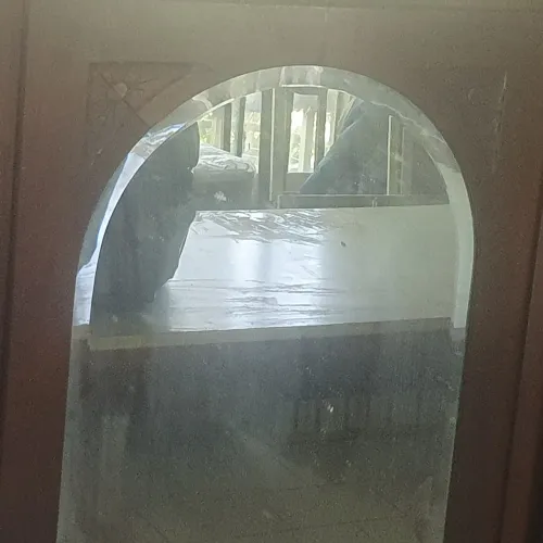 Guarda roupa imbuia 3 portas. Espelho de cristal em uma das portas. Estilo Luís XV. 