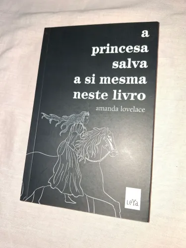 A princesa salva a si mesma neste livro, De Amanda Lovelace.