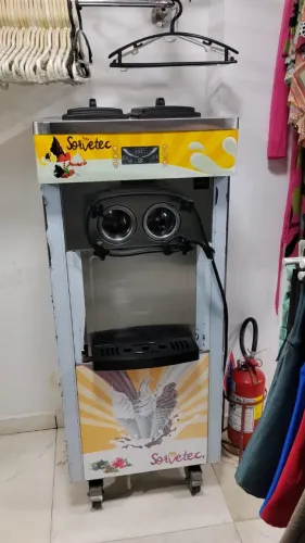 Máquina de sorvete expresso / Aceito troca em motos e parcelo em 10x no cartão.