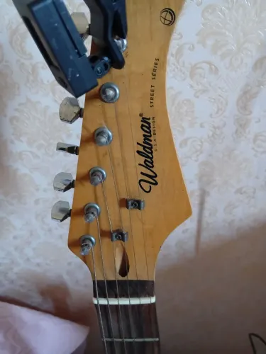 Guitarra com pedaleira afinador digital e pedestal toda completa