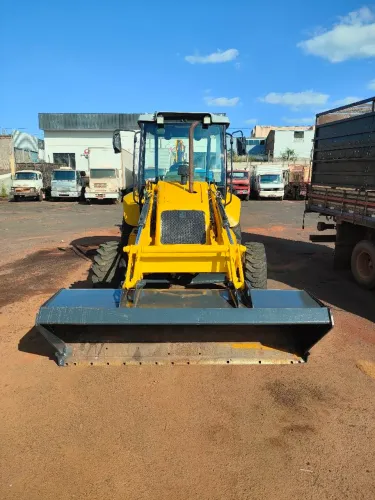 Retro escavadeira New Holland 4x4 2014