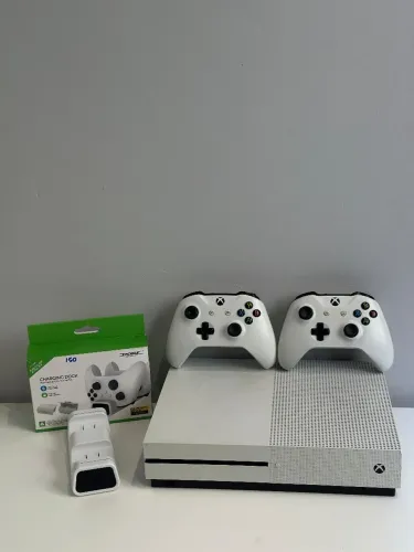 Xbox one s 1tb + 2 controles originais+ base de carregamento