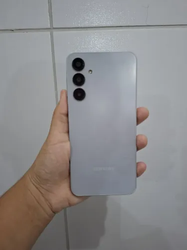 Samsung A16 5g, 128g, valor a negociar. Apesar da tela trincada funciona sem nenhum erro.