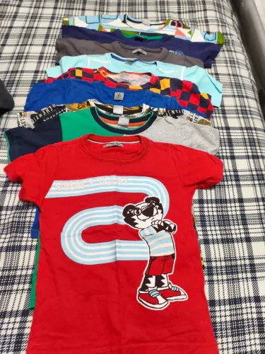 9 camisetas tigos 4 a 5 anos, e 3 regatas