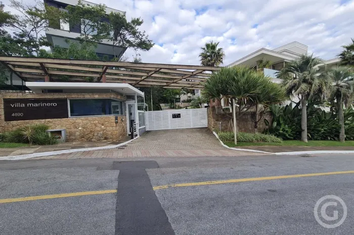 Sofisticação e conforto: Casa mobiliada em condomínio fechado no Cacupé