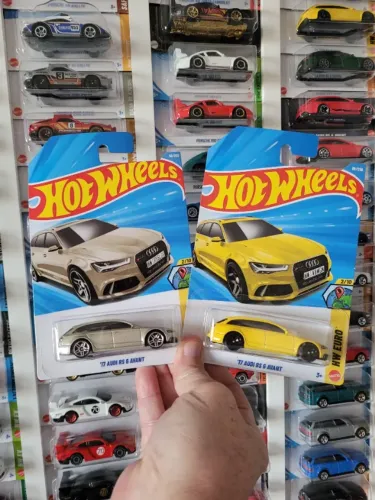 Dupla 17 Audi RS6 Avant sendo o Bege e a Amarela Lacrados Hot Wheels.