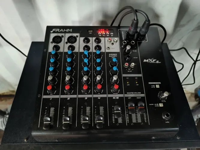Som profissional completo , 2 CX , 2 tripes , 1 módulo, 1'mesa , 1 microfone