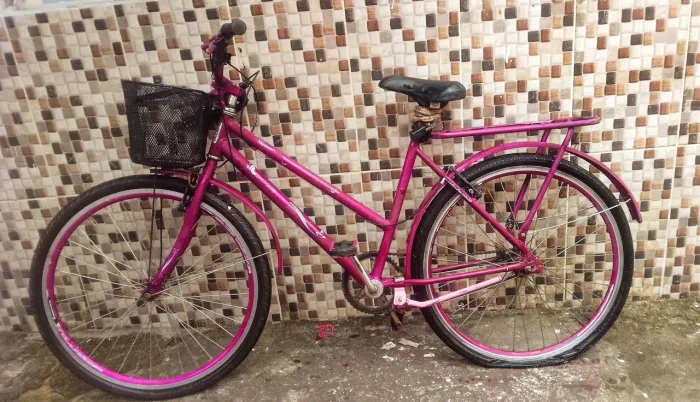 Vendo está bicicleta, está com defeito no guidon. Meu  contato *