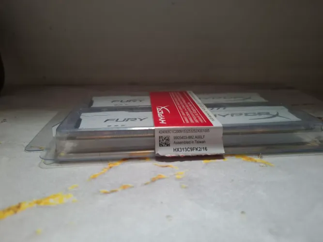 Dois pentes de memória ram 8gb lacrado e bem conservado