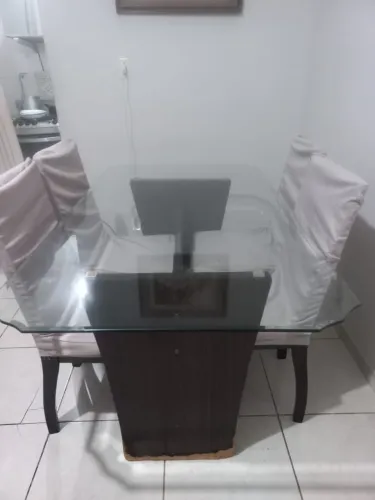 Vende _se Mesa com quatro cadeira em perfeito estado .