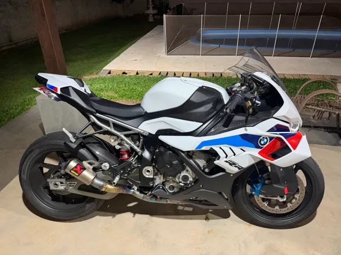 S1000rr M Pack 2026 + Akrapovic Full Titanium + Acessórios Carbon 