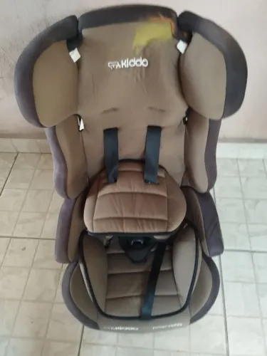 Cadeira de criança para carro.