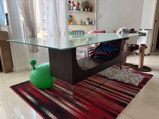 Mesa com tampo de vidro