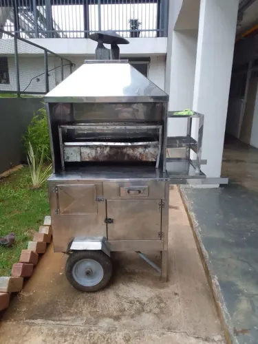 Vende-se um carrinho de churrasco