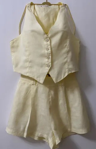 Conjunto de colete e shorts de linho maravilhoso