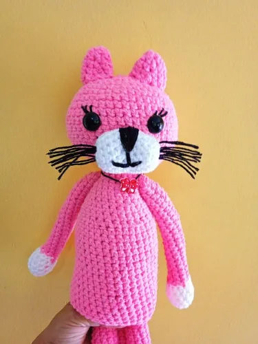 gata rosa amigurumi em crochê