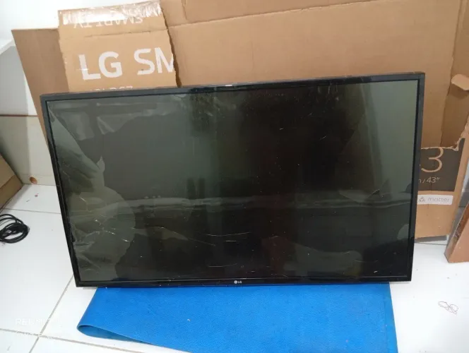 Tv smart , tela trincada ,não funciona apenas pra quem quer as peças. Preço negociável 