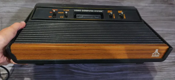 ATARI QUATRO CHAVES FRENTE MADEIRA [NO ESTADO] - LEIA A DESCRIÇÃO!