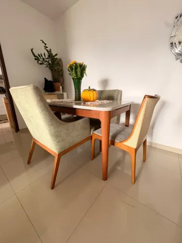 Mesa de Madeira Maciça com 4 cadeiras