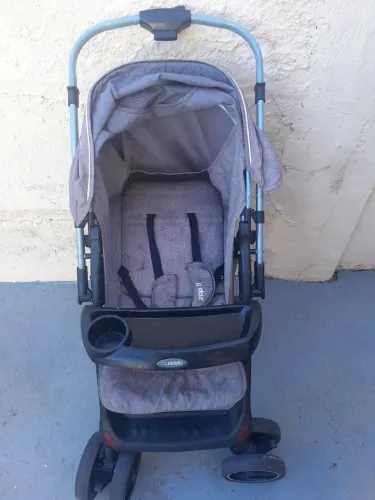 Carrinho de bebê com três inclinação