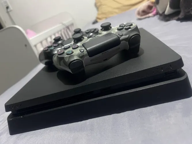 PS4 slim 2 controle e 3 jogos.