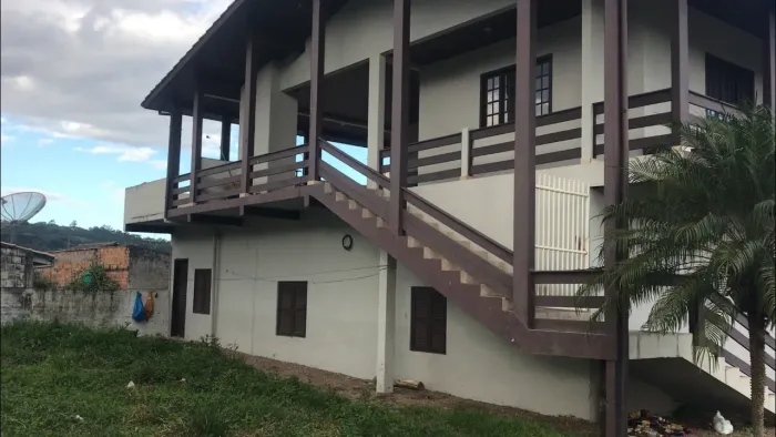 Casa e sala comercial 
