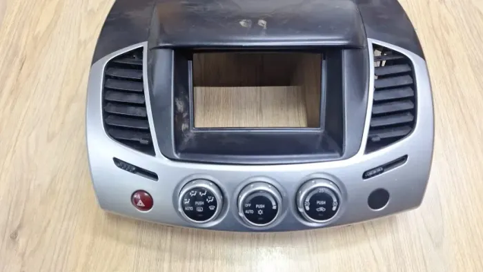 Moldura Central Comando De Ar Difusor L200 Triton