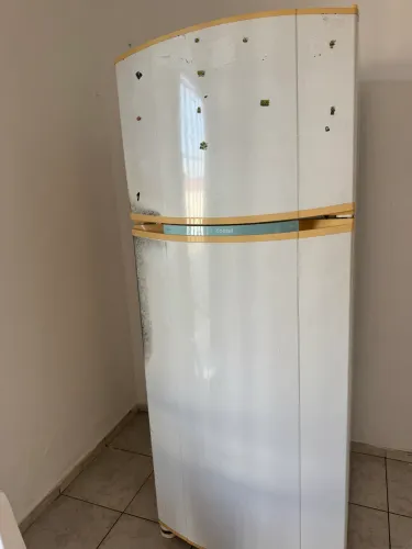 Vende-se uma geladeira