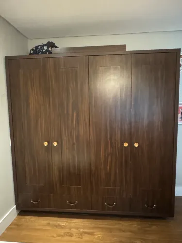 Conjunto armário e cama, laminado de madeira e interior laqueado