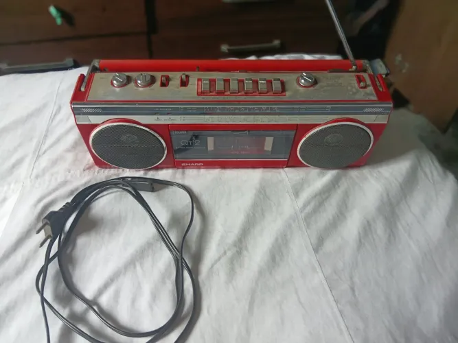 Vende se Rádio sharp Qt12 vermelho anos 1980