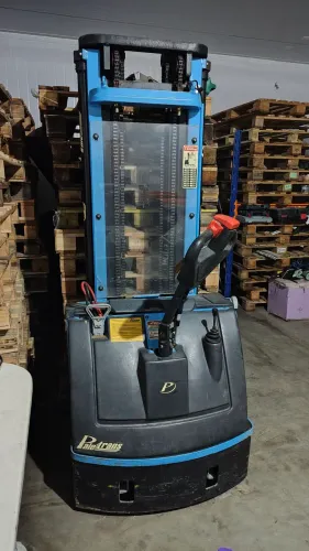 Empilhadeira elétrica paletrans pt1645 com carregador