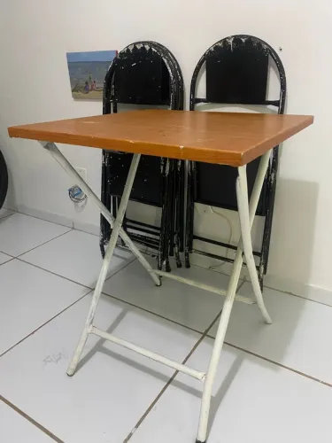 Mesa de ferro com quatro cadeiras