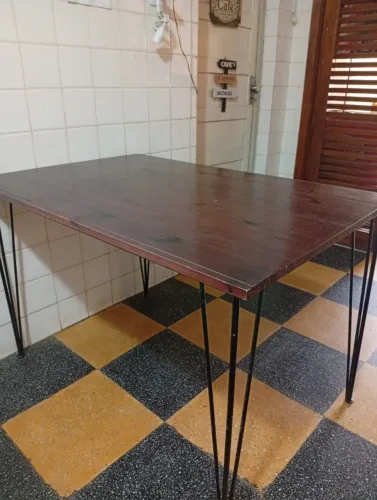 Mesa de jantar estilo industrial em madeira com pés de ferro 1,2m