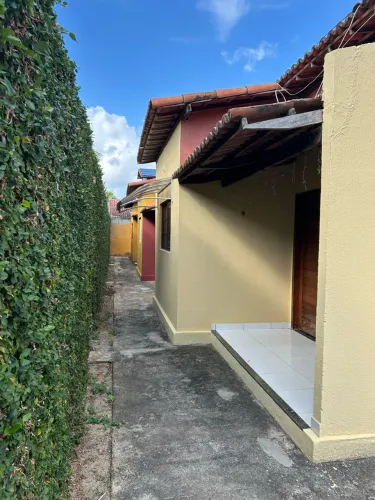 Alugo Linda casa 2/4 em condomínio fechado