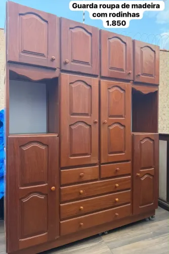 Guarda roupa de madeira com rodinhas