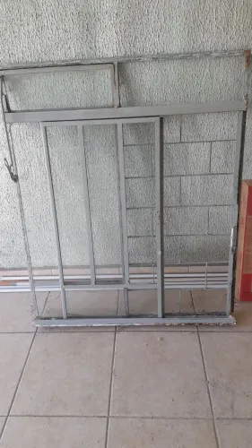 Vendo vitro com grade e vidros.