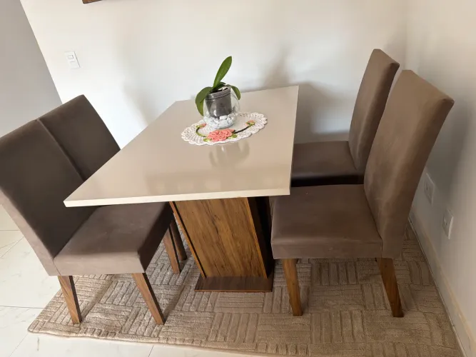 Mesa com 4 cadeiras