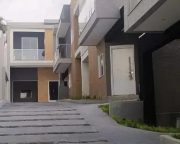 Sobrado para venda possui 212 metros quadrados com 4 quartos em Fazendinha - Curitiba - PR