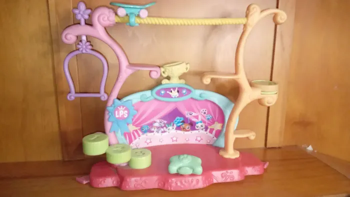 Littlest Pet Shop | Tricks and Talents Show Playset