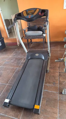 Vendo esteira, plataforma vibratória, e aparelho de abdominal todos funcionando.