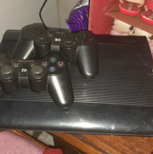 PS3 perfeito funcionamento ótimo vem com 2 controles e 3 jogos