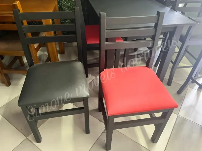 Cadeira com estofado preto ou vermelho
