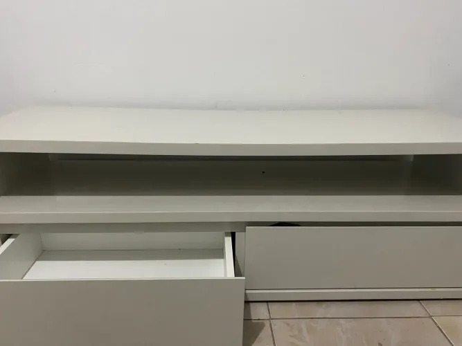 Rack laqueado em ótimo estado, com acabamento sofisticado e moderno.?