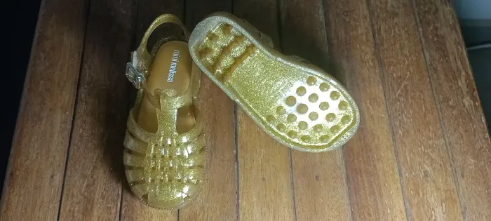 Mini Melissa, Sandália unicórnio e Crocs 