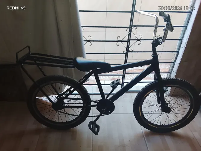 Vende-se bicicleta montadinha aro 20 tudo perfeito nenhuma peça faltando tudo certo