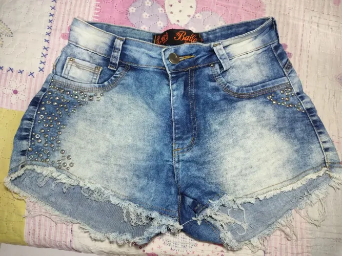Short Jeans Feminino Moderno com Detalhes em Strass/Tachas