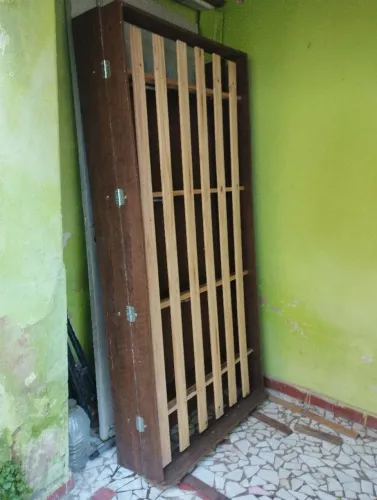 Cama de solteiro com baú