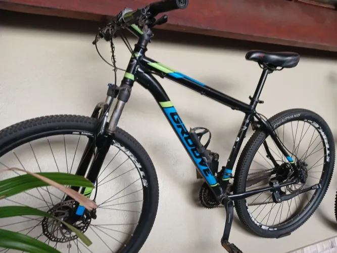 Bike Groove aro 29, quadro 19 na cor preta.