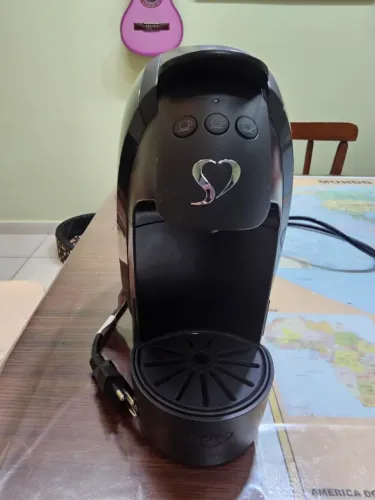 Máquina de Café Expresso e Multibebidas Três Corações (Luna) Preta