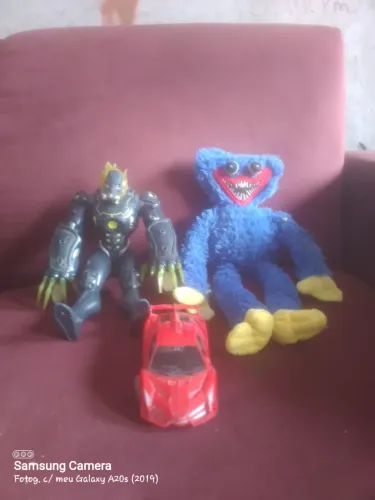 Uma Pelúcia de Poppy Playtume, um boneco do Max Stell e um carrinho que anda sozinho 